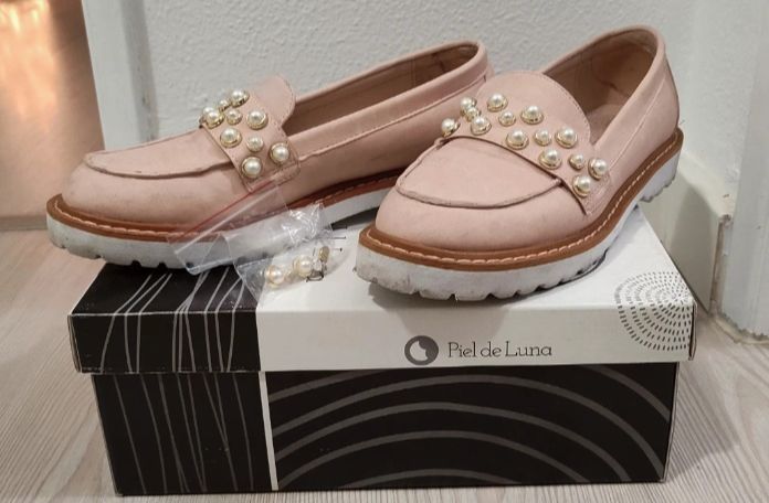 Sapo rosa com pérolas