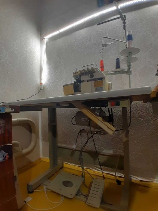 Оверлок SHUNFA в доброму стані