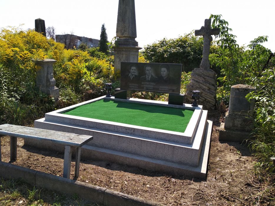 Прибирання могилок та догляд в Чернівцях.