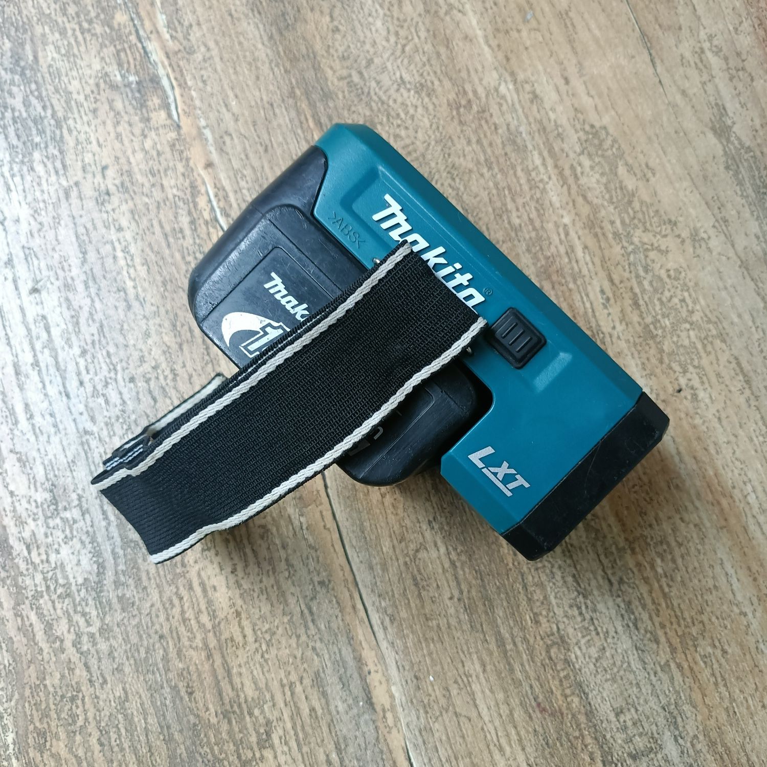 Makita Latarka LED DML 146+Bateria 3,0Ah 14,4v