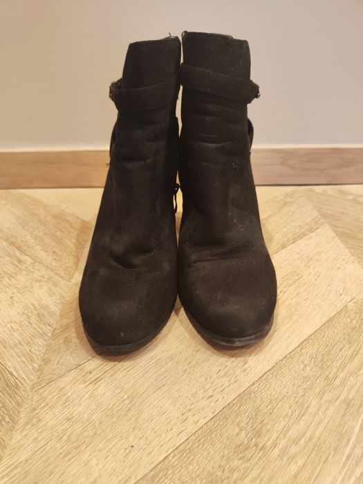 Czarne zapinane botki
