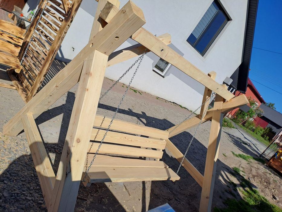 Pergole z ławkami. Stół ogrodowy z ławkami