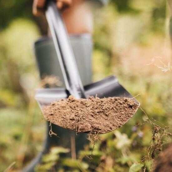 Лучшая садовая лопата из высокоуглеродистой стали Fiskars Solid