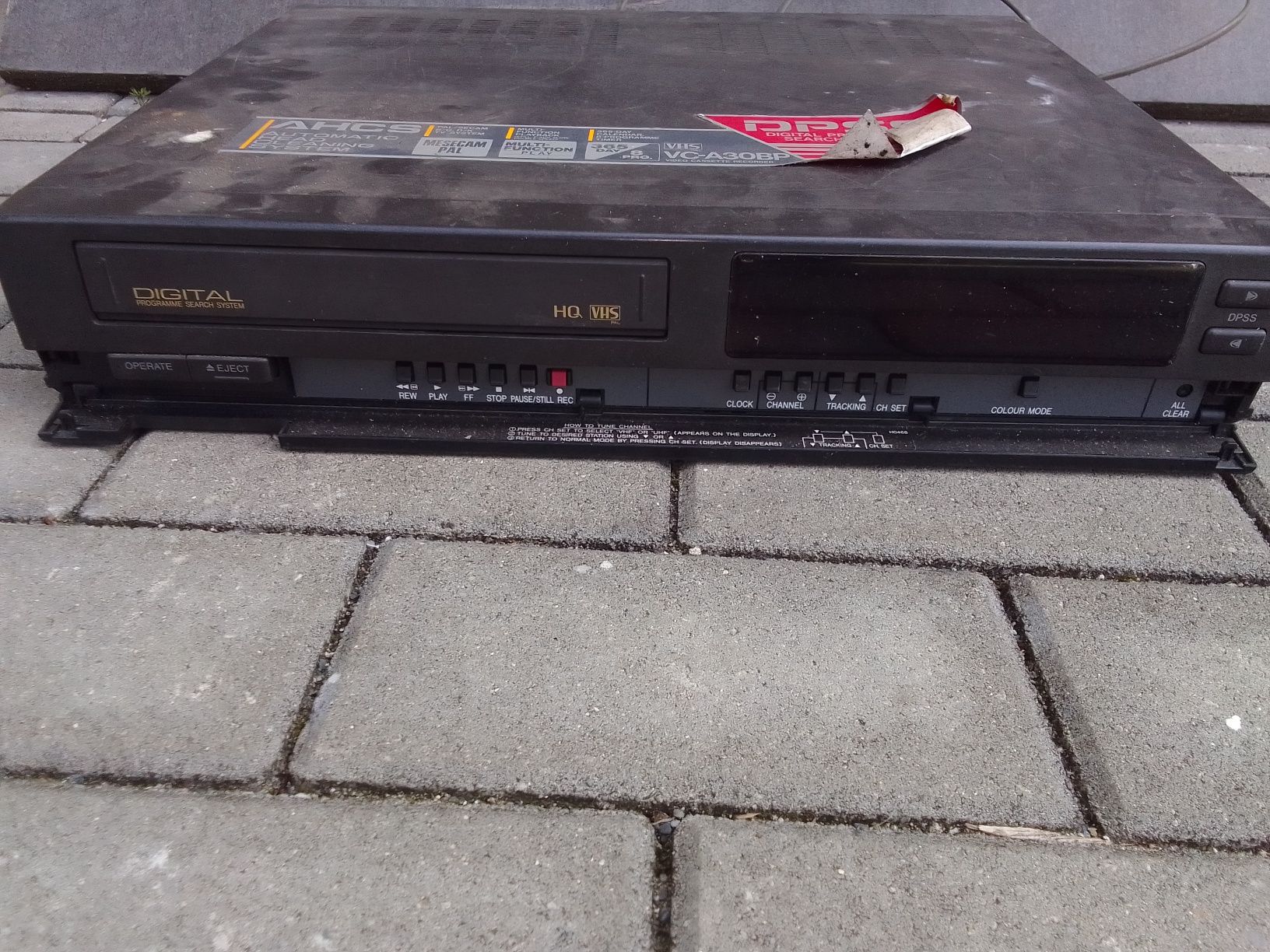 Odtwarzacz SHARP VHS z epoki PRL-u