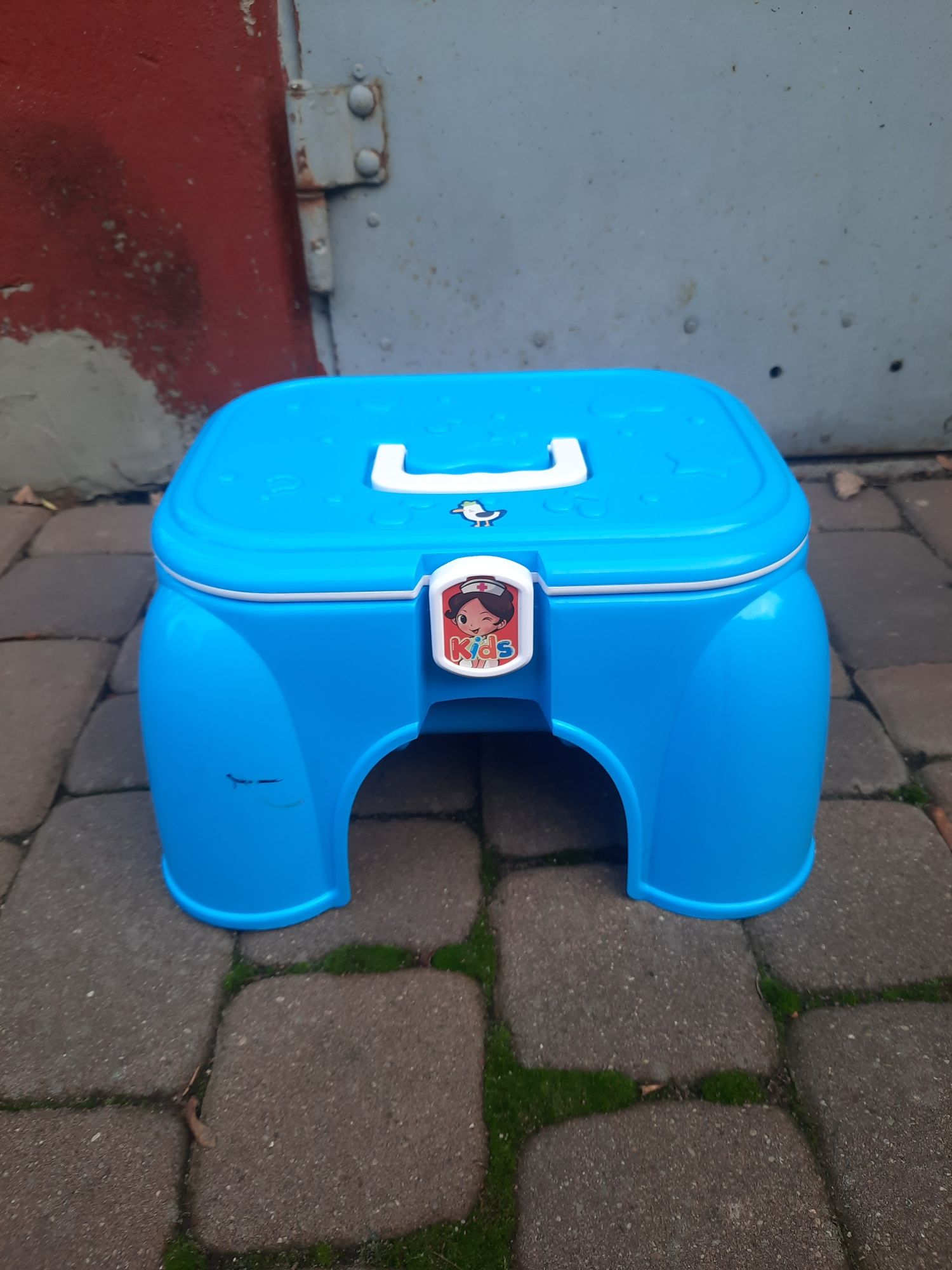 Krzesełko, taboret z pojemnikiem do zabawy- mały lekarz