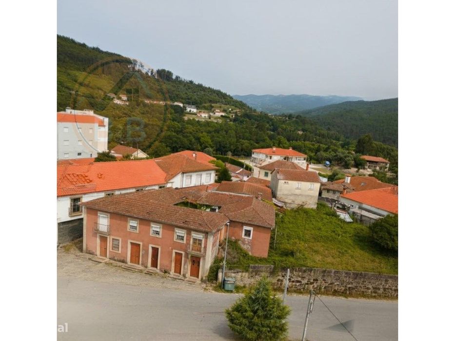 Moradia com projeto aprovado para 10 apartamentos, no Centro da Vil...