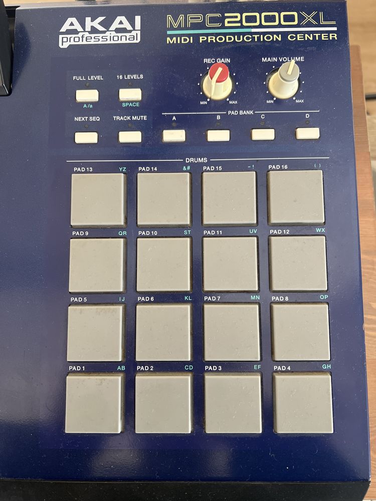 Akai mpc 2000 XL sampler sequenciador