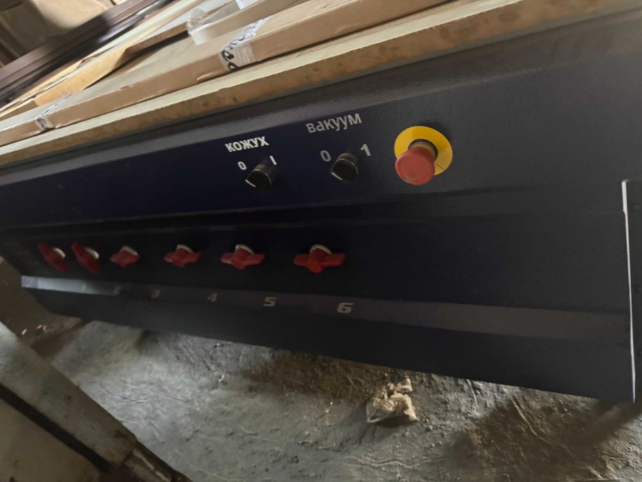 Фрезерний верстат з ЧПК з вакуумним столом ,автоматична заміна фрези