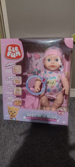 Lalka interaktywna i akcesoria.