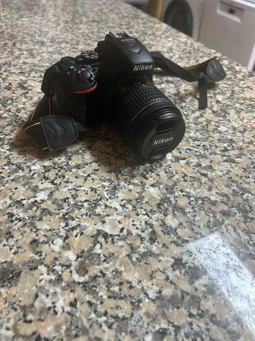Nikon D5600 - com objetiva 18-50mm + Cartão SD 128GB - como nova