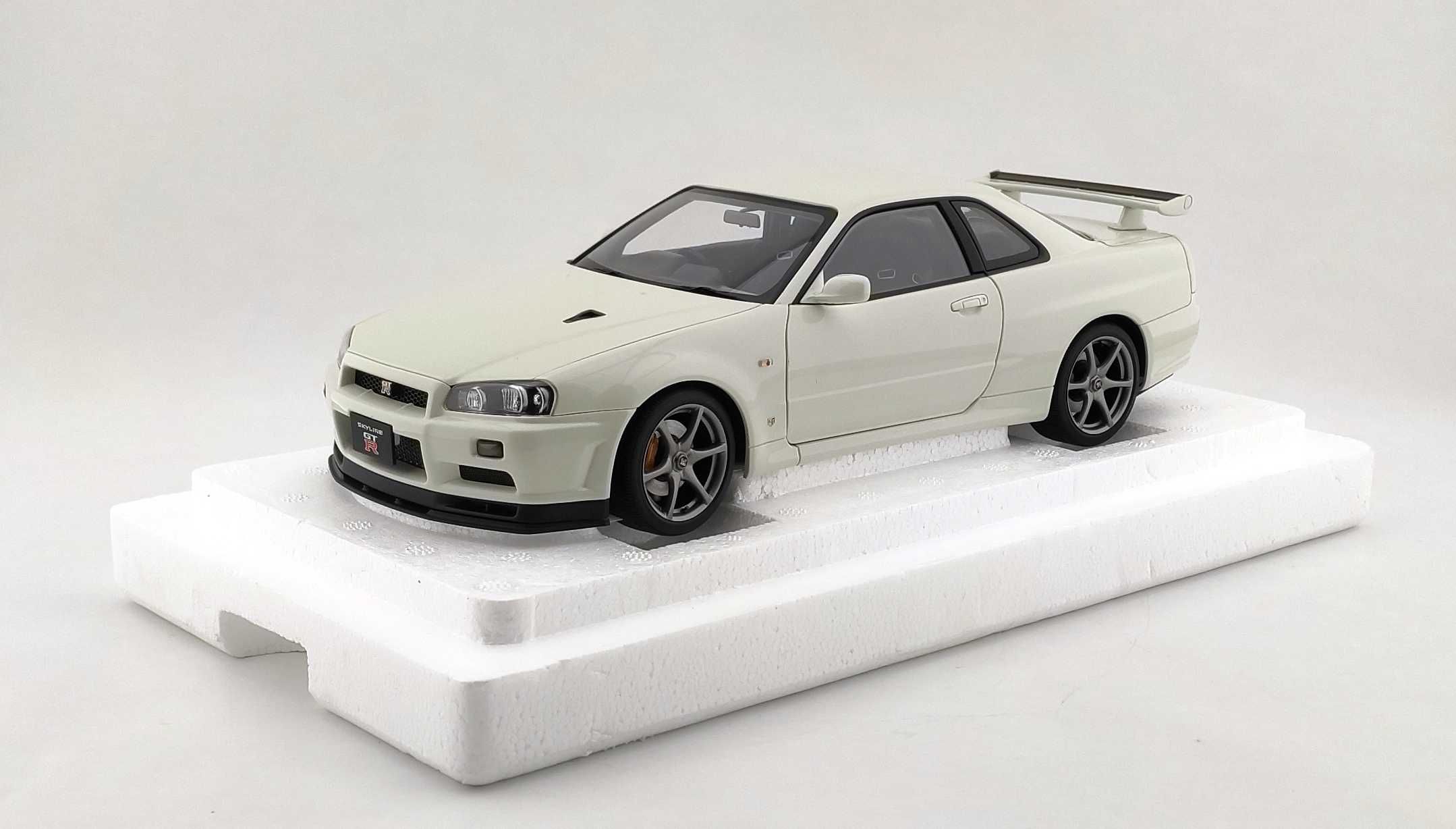 1/18 Nissan Skyline GT-R (R34) V-Spec II white pearl Autoart 77406