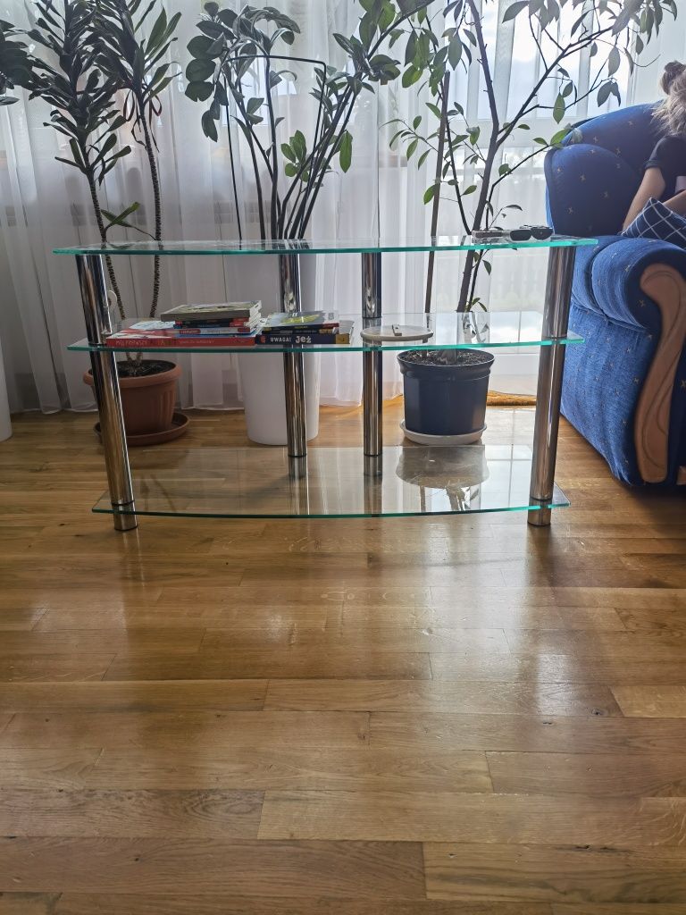 Szklana półka pod tv