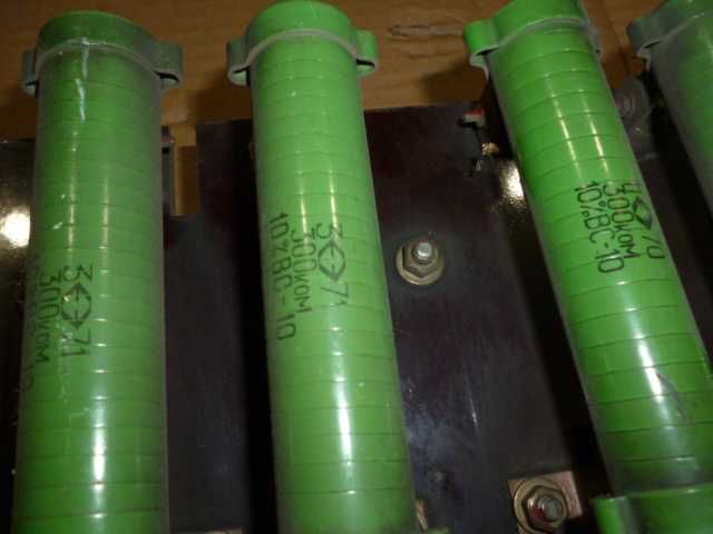 блок с резистор сопротивление 300кОм с конденсатор ку15-01 22пф  10кВ