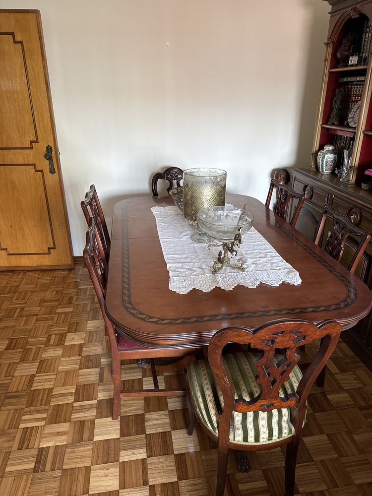 Vendo Mesa Madeira Nobre e 4 Cadeiras
