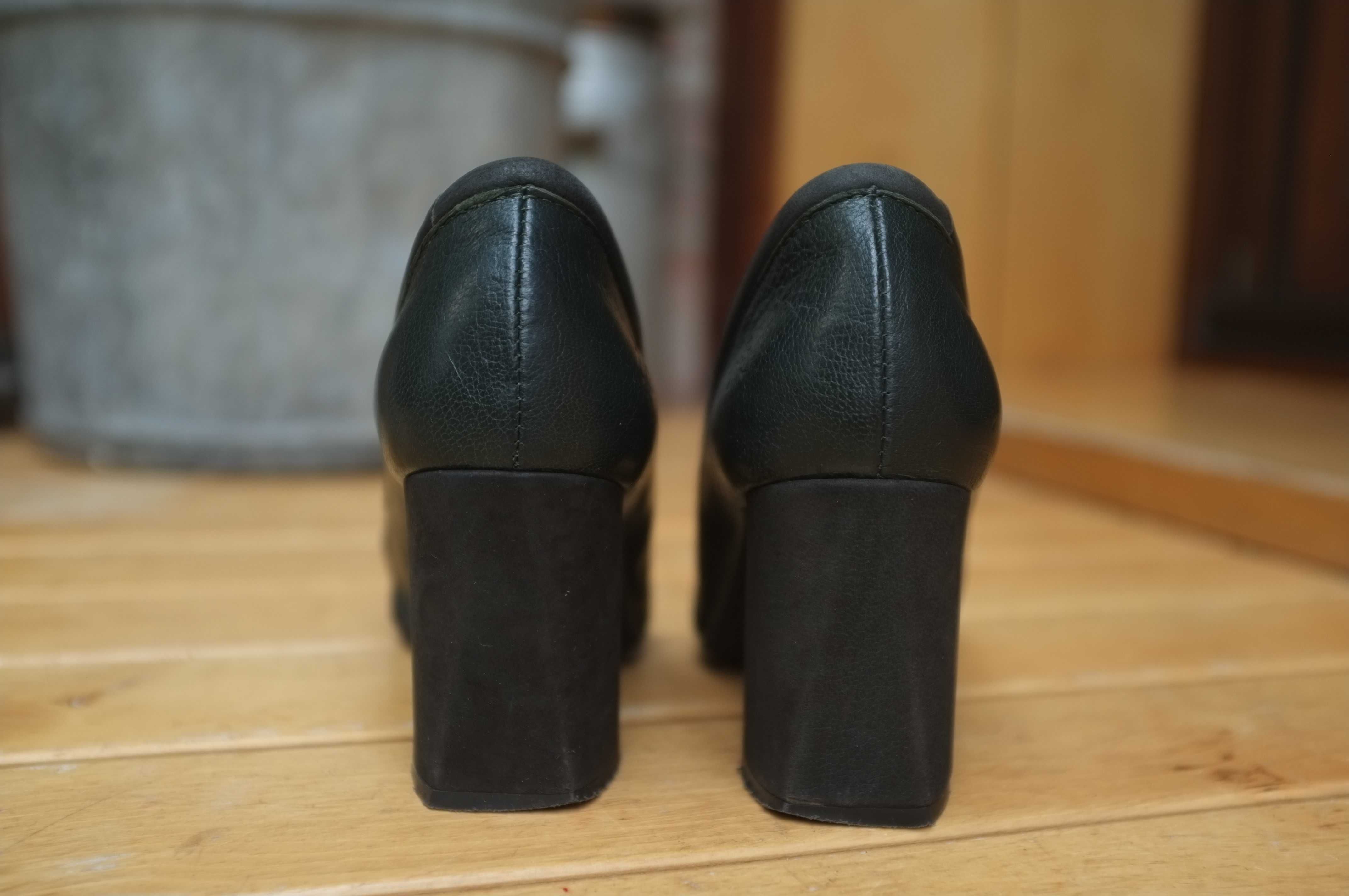 zielone butelkowe buty Fly London czółenka na obcasie skórzane skóra