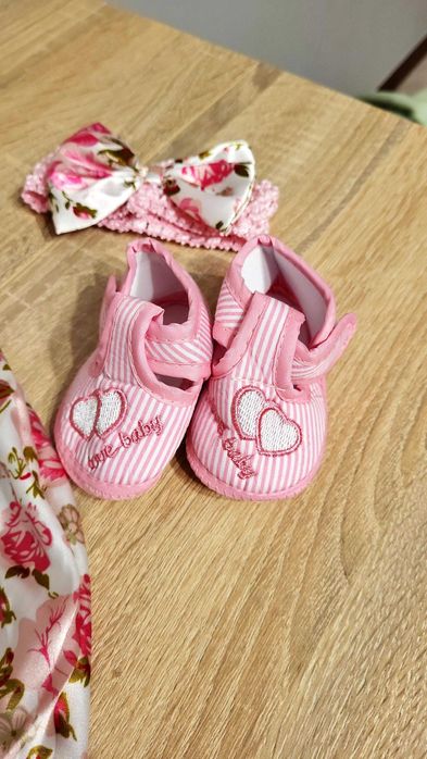 Macacão floral novo de 6/9 meses + sapatilhas