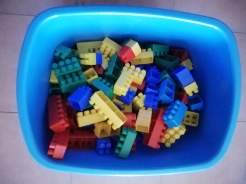 Balde cheio de peças tipo lego.