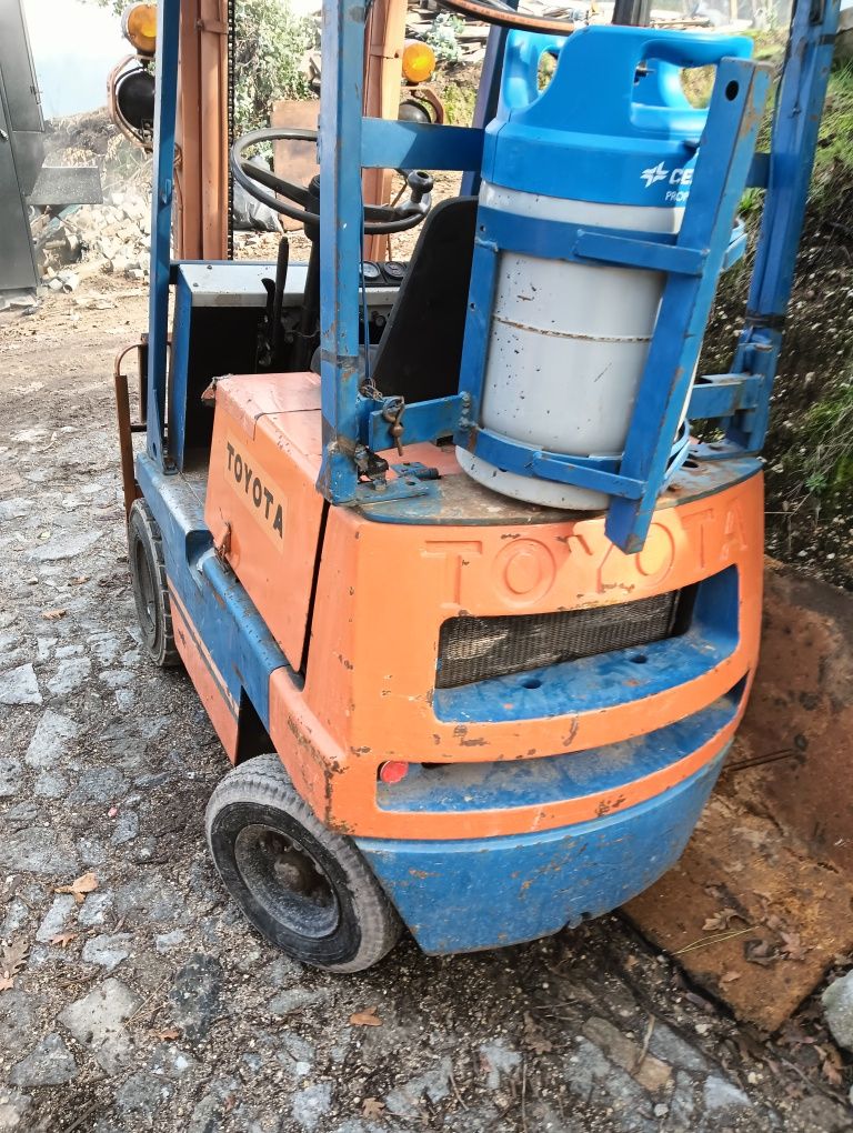 Empilhador Toyota a gaz e gasolina de 800kls