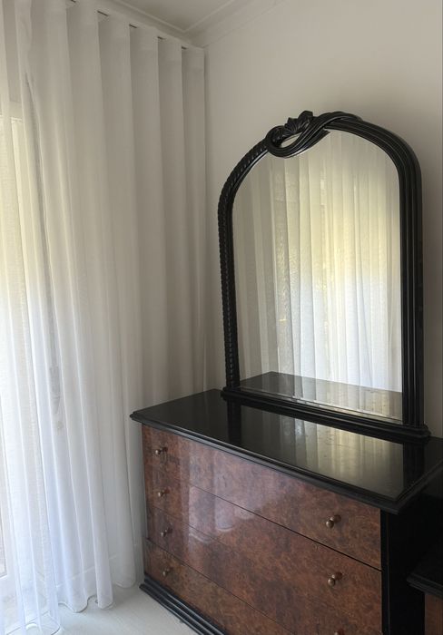 Cômoda antiga com espelho — vintage