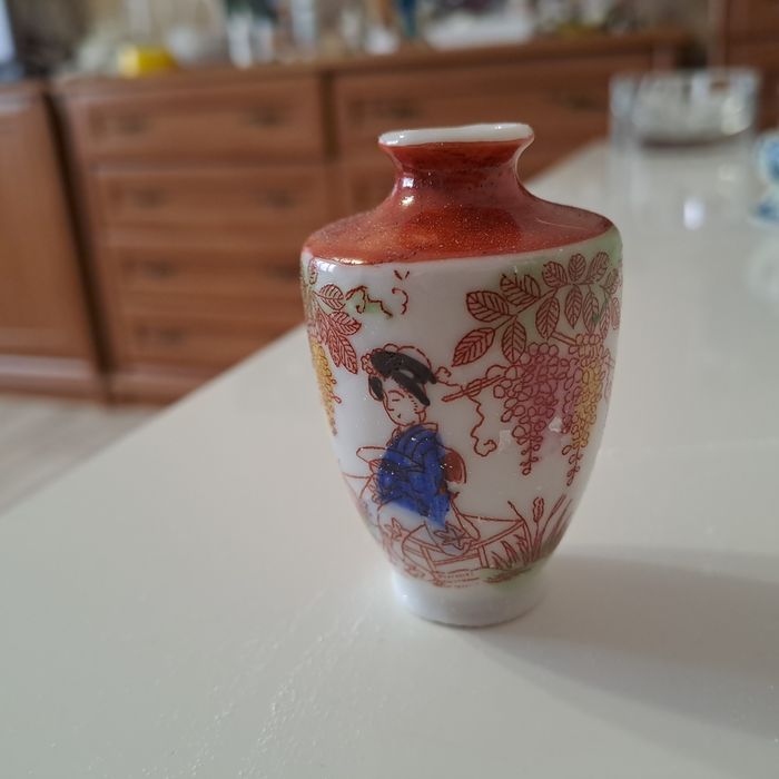 Miniaturowy japonski wazonik Kutani.