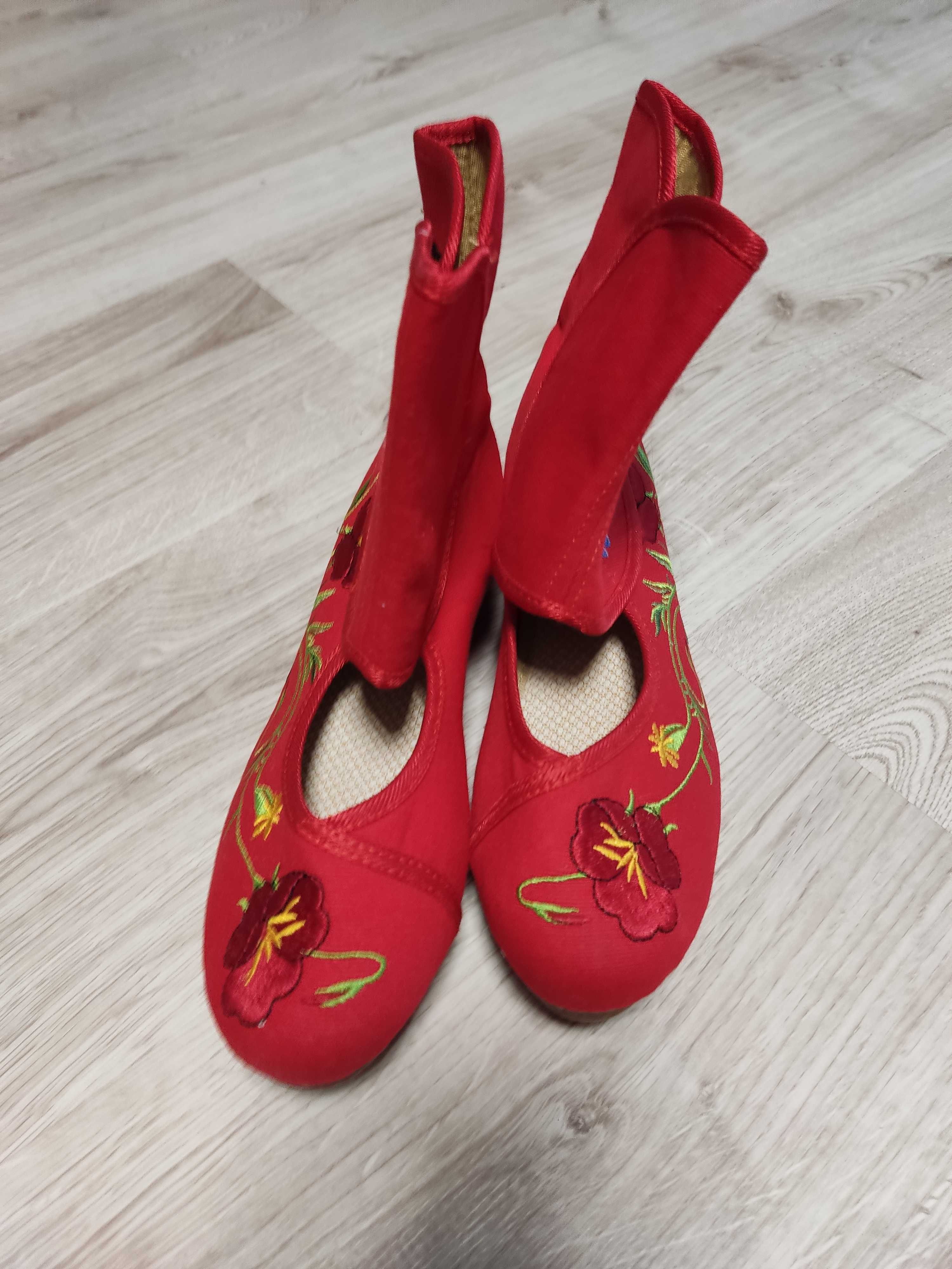 Buty haftowane czerwone podwyższone materiałowe