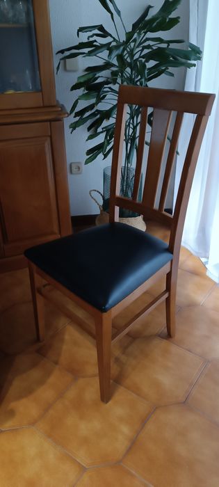 Mobília de sala madeira maciça carvalho e seis cadeiras forradas.