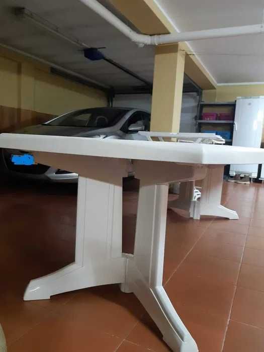 Mesa acrílica branca extensível com cadeiras
