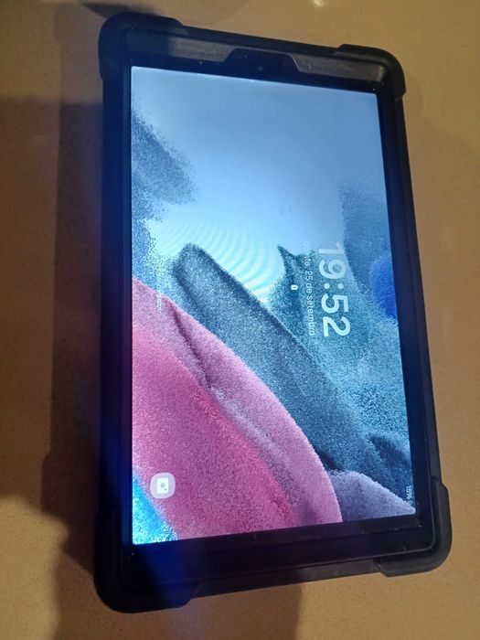 Tablet Samsung com capa rígida