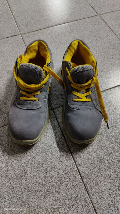 Sapatos de segurança e botas novas