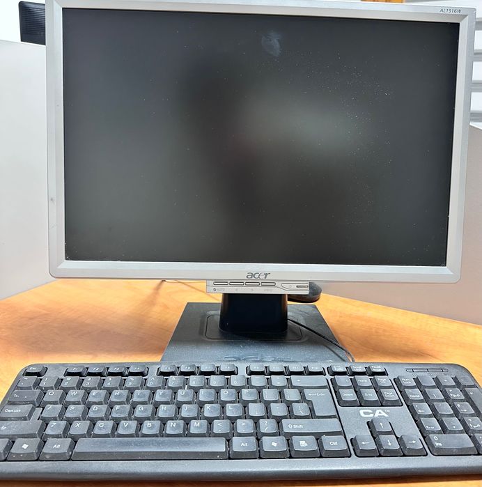 Monitor z klawiaturą i myszką