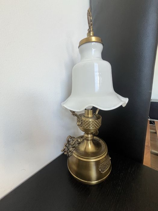 Lampada de mesa cabeceira vintage  em latao e vidro em milk glass