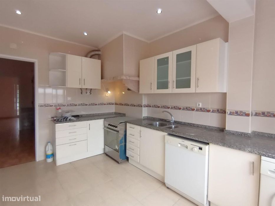Apartamento T2 para arrendamento - Damaia Cima