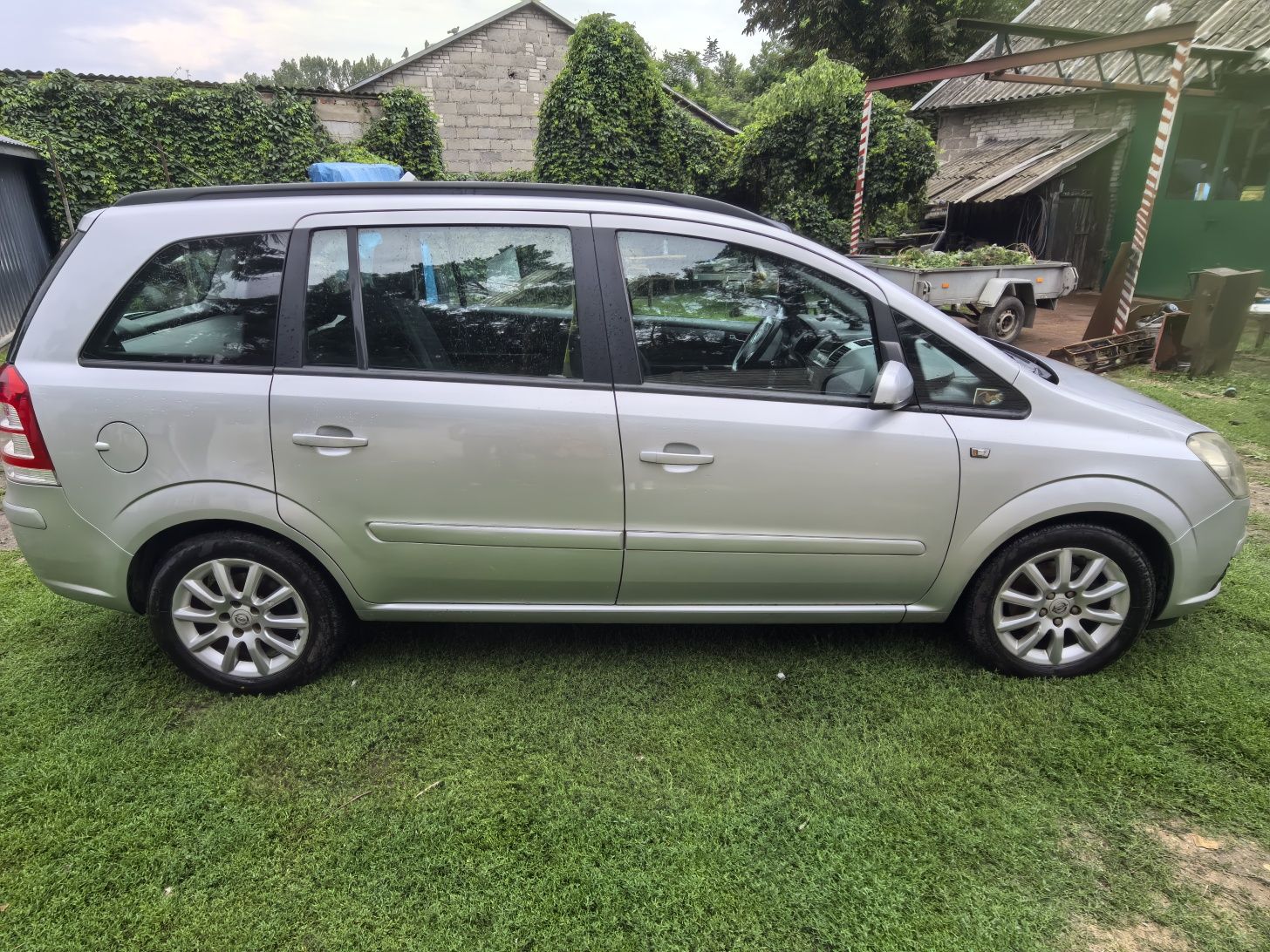 Opel Zafira B srebrny