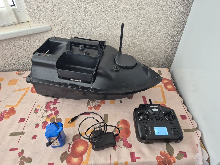 Кораблик Flytec прикормочний D8, V010, V18 (3 бункери) Black GPS