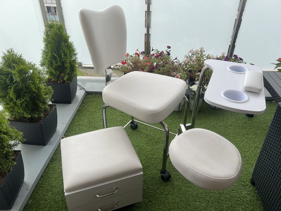 Mobilne stanowisko do manicure i pedicure / taboret kosmetyczny Weelko