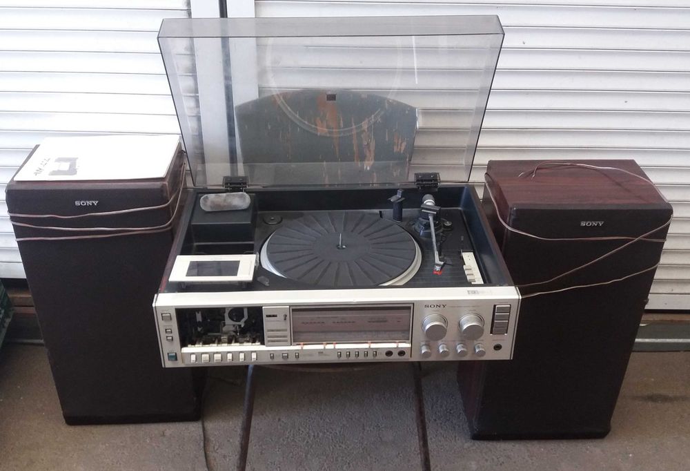 Sony 1980 року народження.