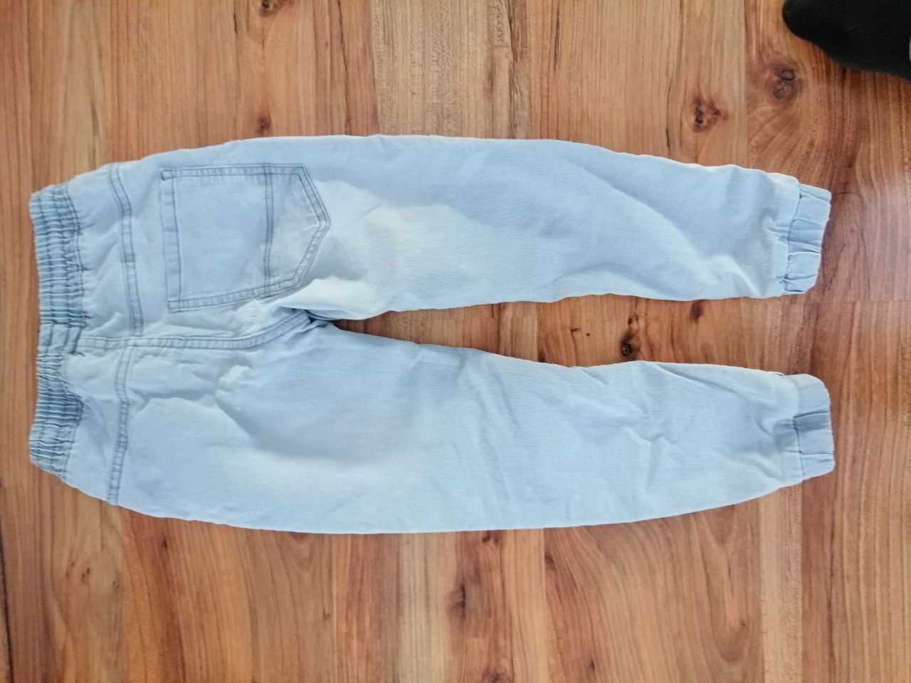 Joggersy 122 Reserved spodnie jeansowe z dziurami chłopięce