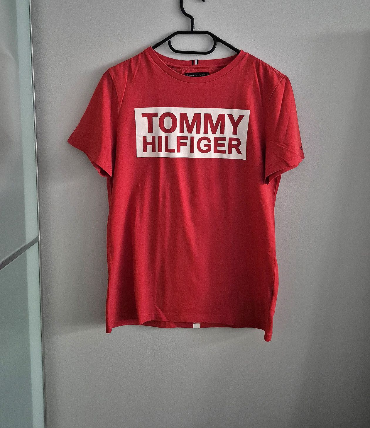 Czerwona koszulka Tommy Hilfiger rozmiar 164 S.
Jak nowa.