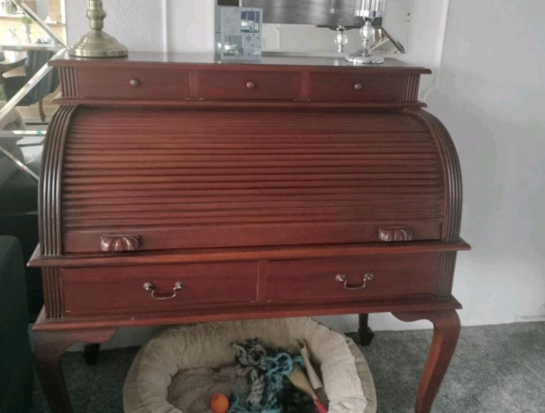 Sekretarzyk na pięknych nozkach