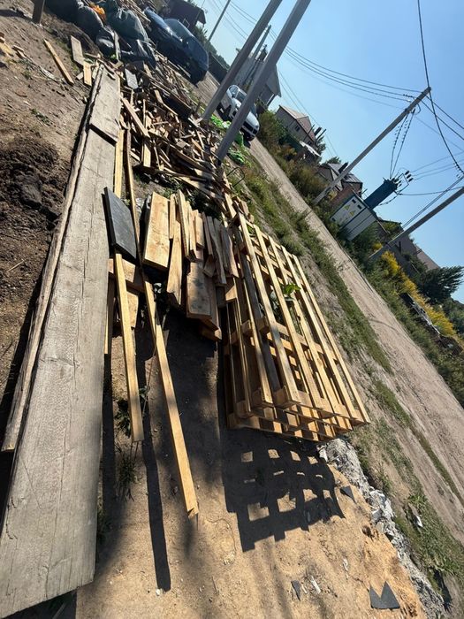 Доски  дерево піддони  віддам безкоштовно