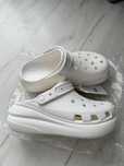 Продам crocs нові .
