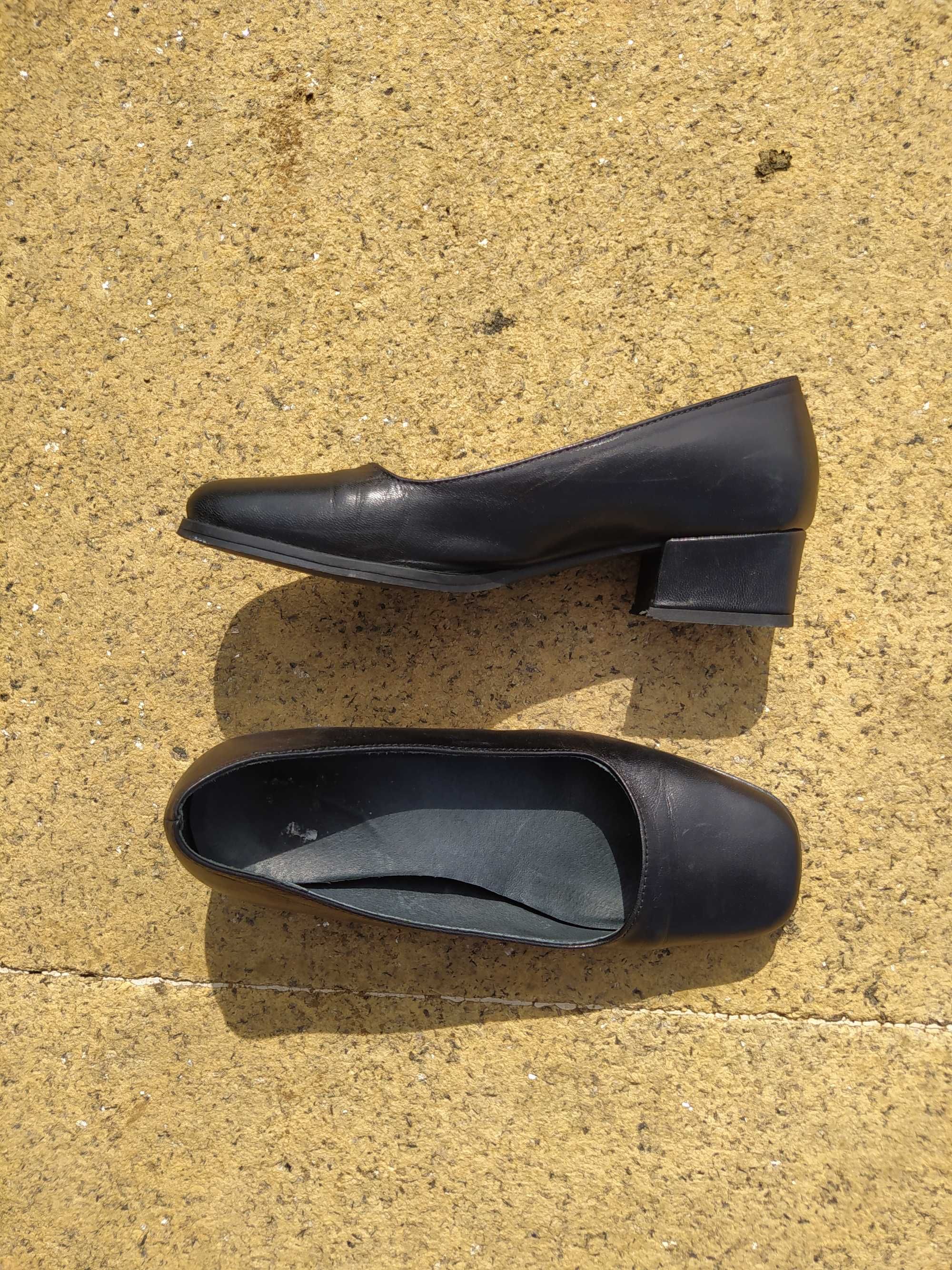Sapatos e camisa traje Mulher