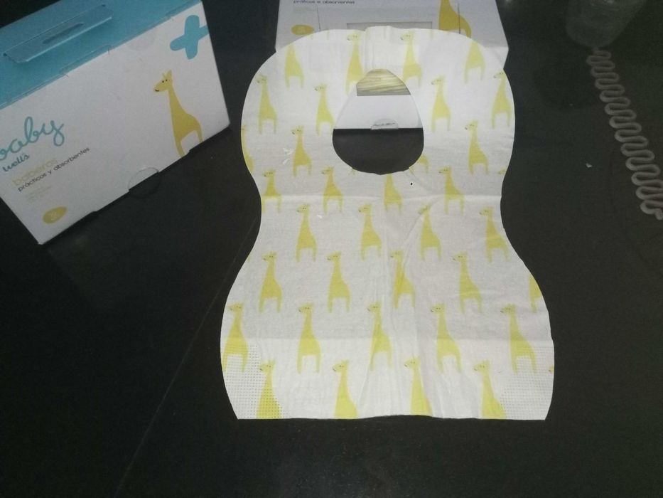 Pack de 110 babetes descartáveis