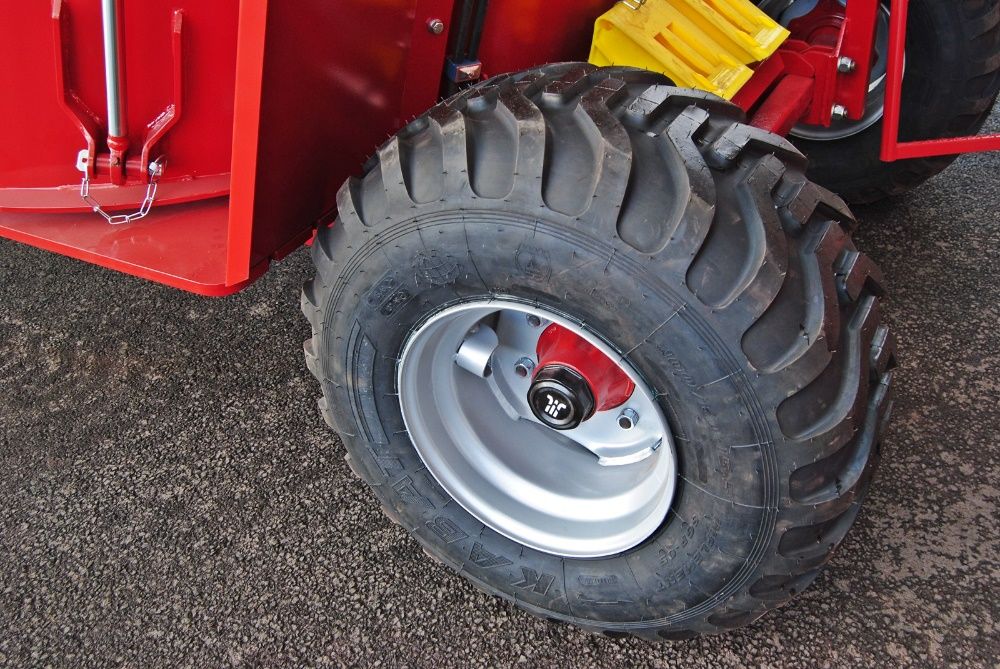 Wóz paszowy do NISKICH OBÓR paszowóz FALKE Mix 8 Młody Rolnik oferty