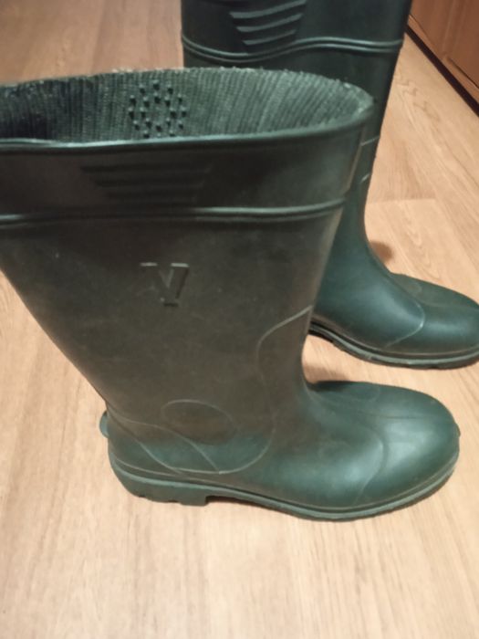 Продам чоботи резинові чоловічі.