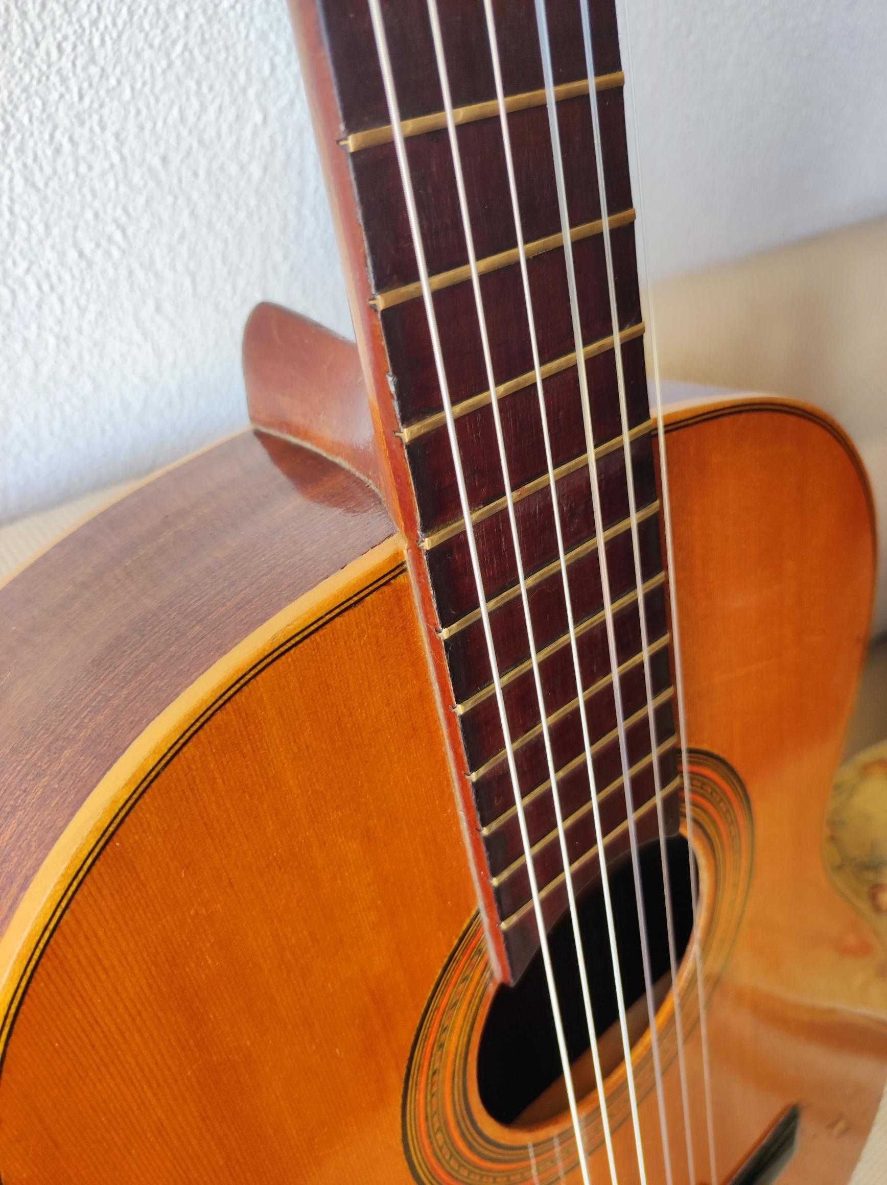 Guitarra flamenca clássica de uma loja de artesanato em Sevilha