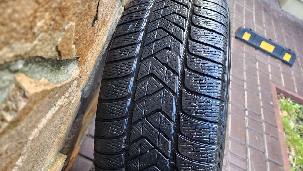 Шини зимові R18 235/60 Pirelli Scorpion Winter