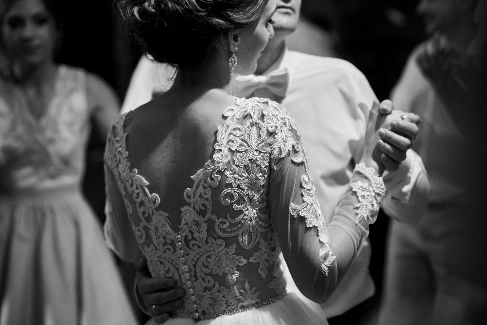 Suknia ślubna z rękawem lub bez