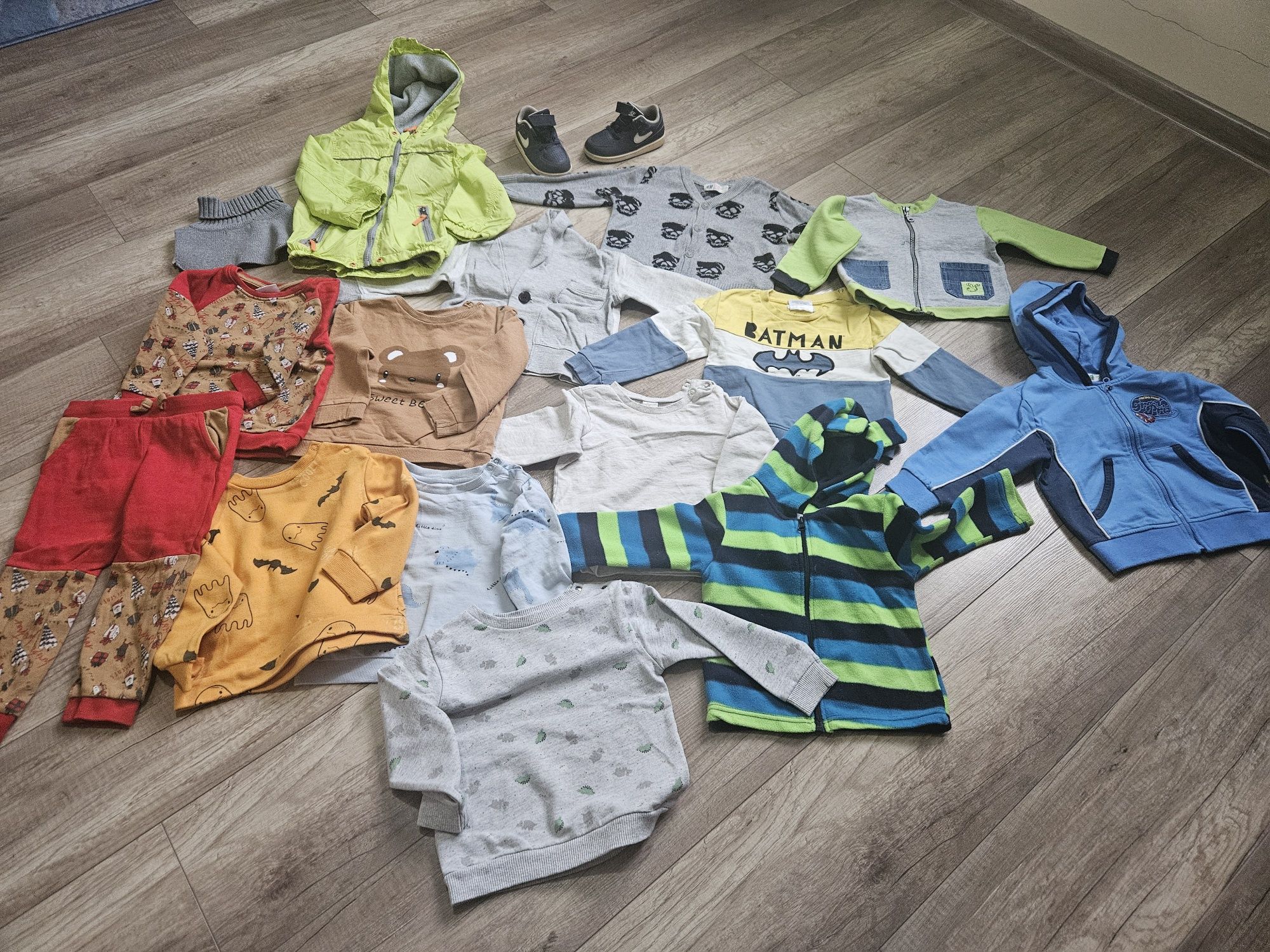 Paka ubrań bluzy sweter kurtka oraz buty nike  86/92