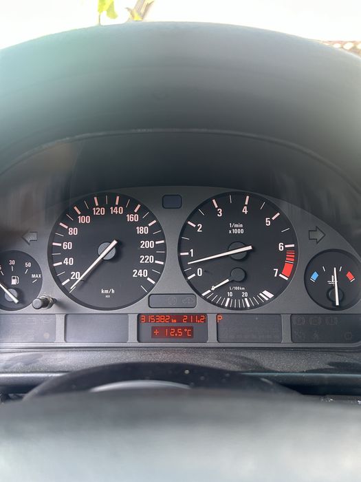 Продам bmw e39 523i